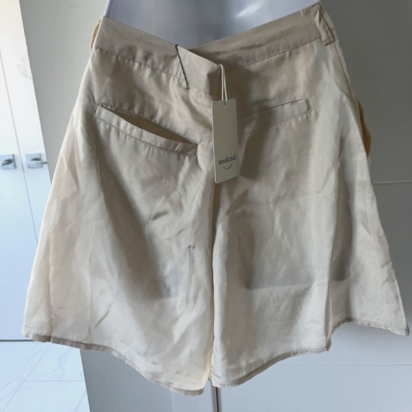 NWT Weekend/ High waisted dress shorts/ Oyster colour/ Silky material/ Size US S - Picture 3 of 10